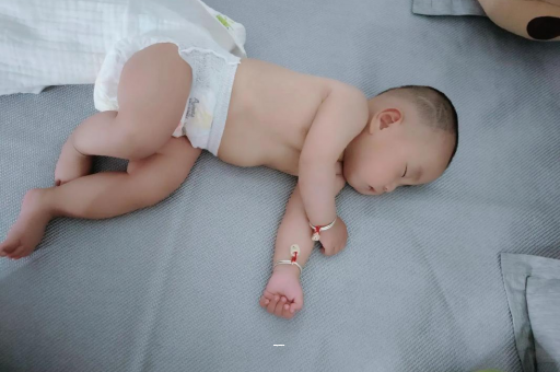 金坛宝宝先长上牙还是下牙